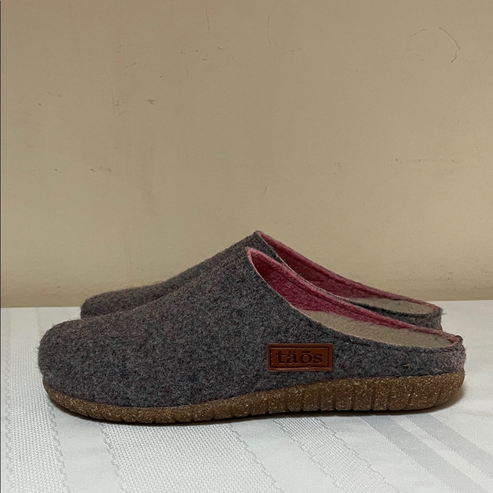 Taos Footwear Gray and Pink Wool Clogs Size 38 -US Size 7-7.5 NWOT
